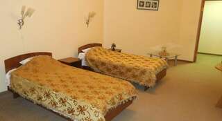 Гостиница Славянка Белгород Двухместный номер с 1 кроватью или 2 отдельными кроватями и общей ванной комнатой-9